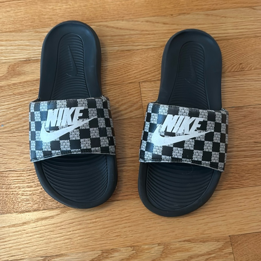 Boys Nike Slides (7)